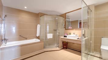 Superior Suite | Bathroom | Free toiletries, hair dryer, slippers, towels