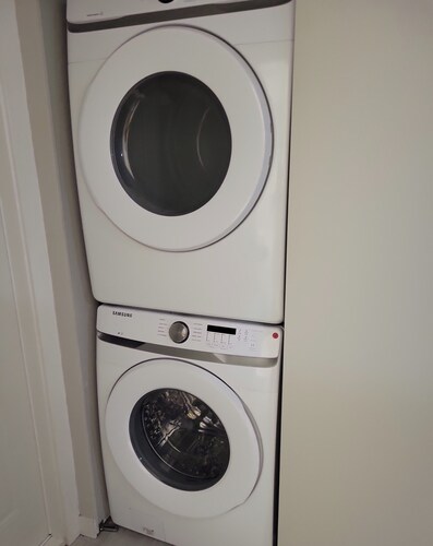 2 Bedroom Suite Close to Everything
