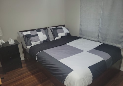 Private 2 Bedroom Suite on Quiet street close to Everything