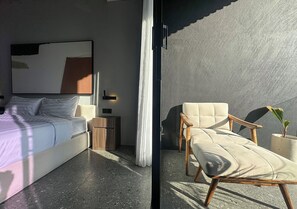 Ein modernes Schlafzimmer mit Bett, Nachttisch und einem großen abstrakten Gemälde.