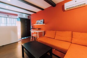 Una sala de estar moderna con un sofá, una mesa y una silla blanca.