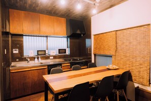 Una cocina moderna con armarios de madera, un lavamanos de acero inoxidable, un microondas y una estufa.