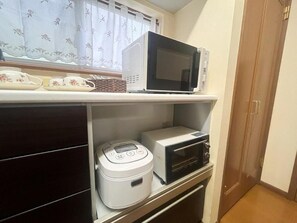 A kitchen with a microwave, toaster, and rice cooker on a shelf. - EL BOSQUE (Gotemba)