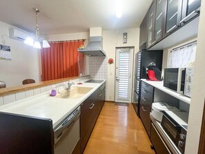 Full-size fridge, microwave, cookware/dishes/utensils - EL BOSQUE (Gotemba)