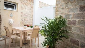 Apartamento, Se admiten mascotas, vistas al jardín (Alshajara) | Restaurante al aire libre
