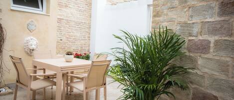 Departamento, se aceptan mascotas, vista al jardín (Alshajara) | Restaurante al aire libre