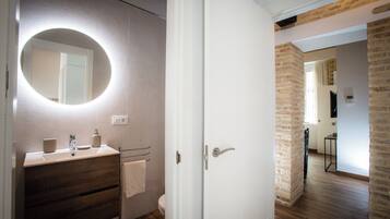 Apartamento, Se admiten mascotas, vistas al jardín (Alshajara) | Baño | Ducha, toallas, jabón y champú