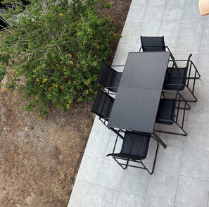 An outdoor dining area with a rectangular table and six chairs. - Villa le Soleil Du Brusc, just 7 minutes from Le Brusc Beach! (Six-Fours-les-Plages)