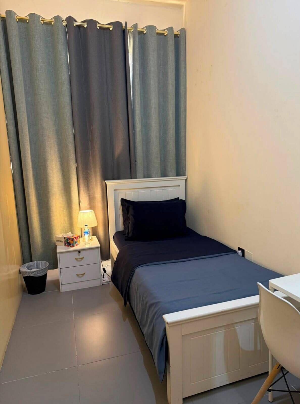 Cubrecamas, cortinas blackout y tabla de planchar con plancha 
