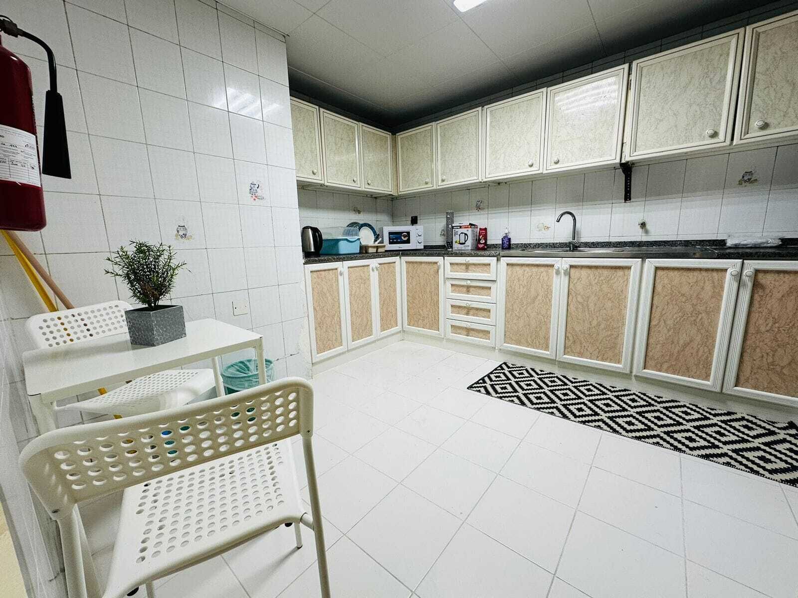Nevera en la zona común y microondas en la zona común