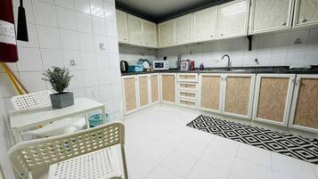 Nevera en la zona común y microondas en la zona común
