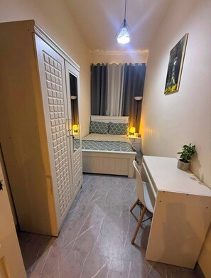 Habitación individual Confort, balcón | Cortinas opacas, tabla de planchar con plancha, wifi gratis