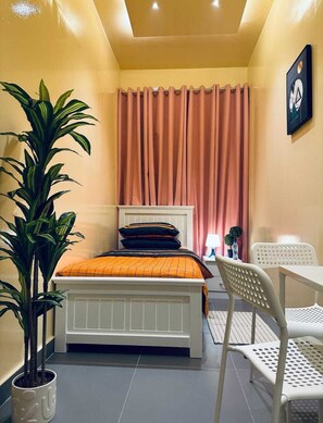 Cubrecamas, cortinas blackout y tabla de planchar con plancha 