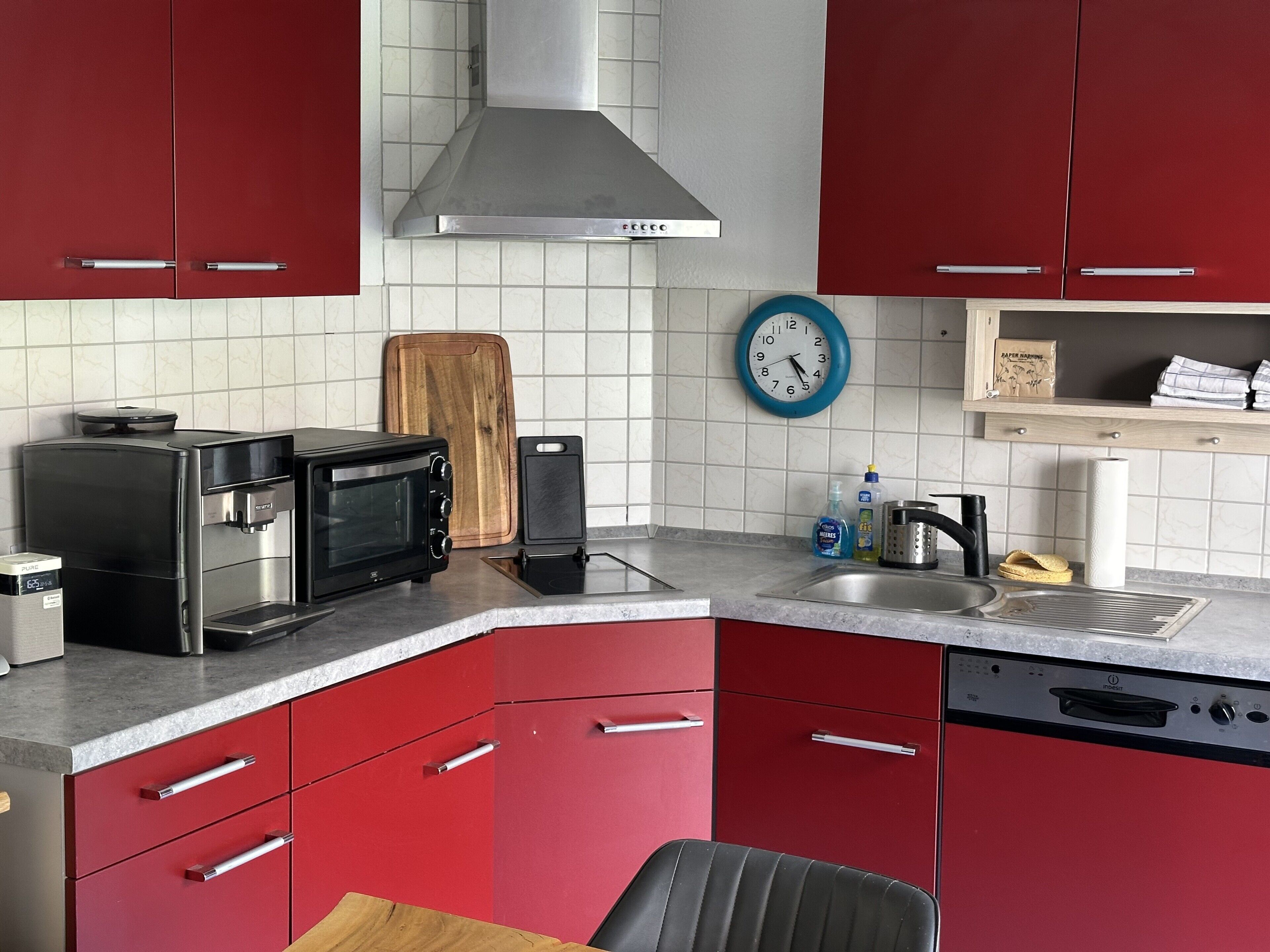Wasserkocher mit Kaffee-/Teezubehör, Kühlschrank, Mikrowelle, Ofen