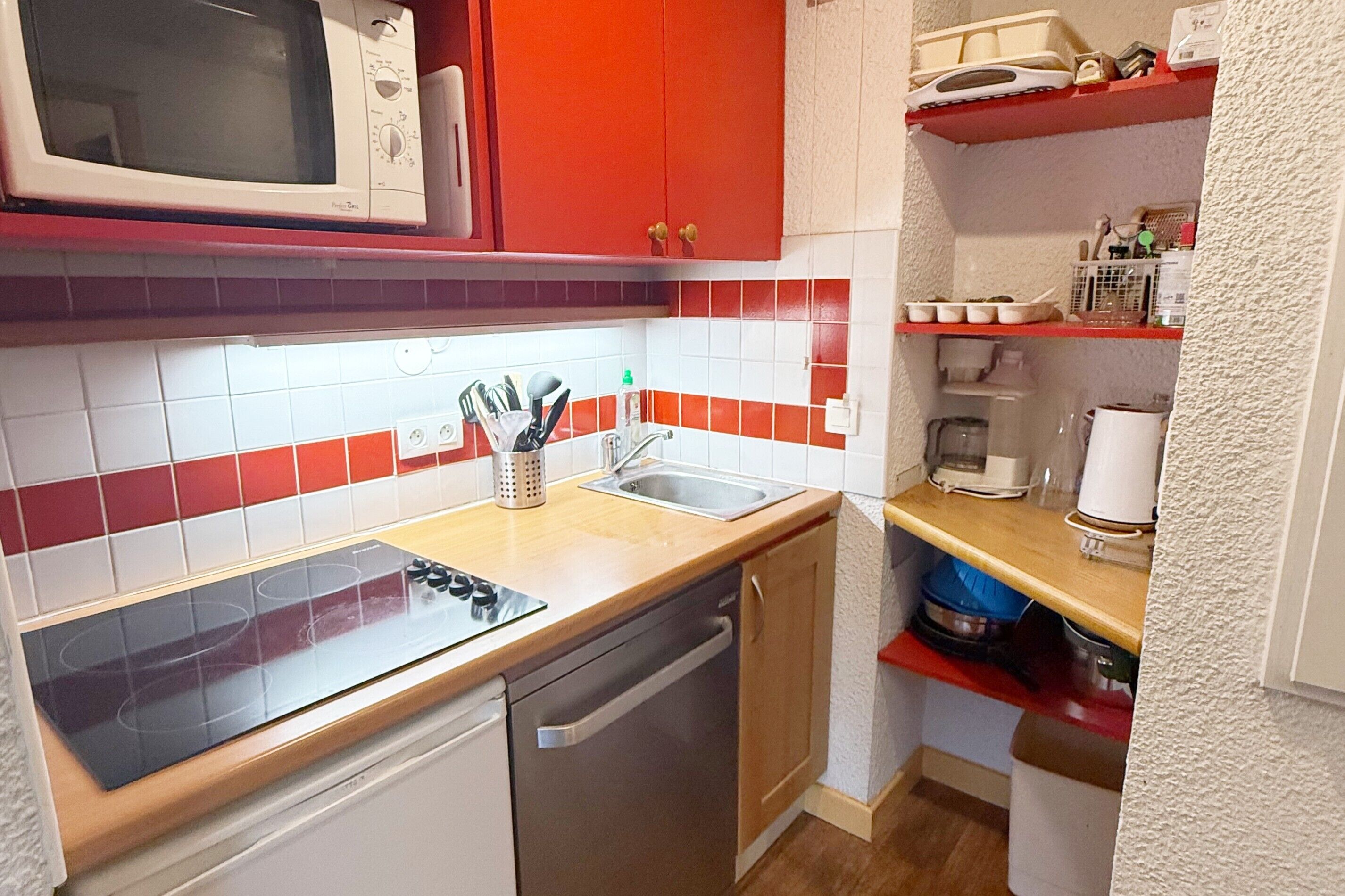 Wasserkocher mit Kaffee-/Teezubehör, Kühlschrank, Mikrowelle