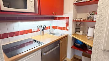Wasserkocher mit Kaffee-/Teezubehör, Kühlschrank, Mikrowelle