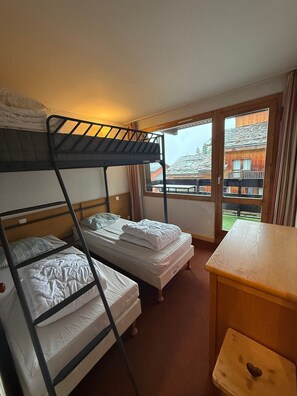 Room - Charming 1-Bedroom with Hot Tub in La Plagne, 7m Balcony, Pool & Parking (La Plagne-Tarentaise)