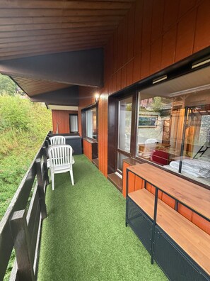 Outdoor dining - Charming 1-Bedroom with Hot Tub in La Plagne, 7m Balcony, Pool & Parking (La Plagne-Tarentaise)