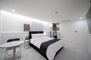 Habitación básica doble, vistas a la ciudad | Escritorio, espacio para trabajar con un portátil, wifi gratis
