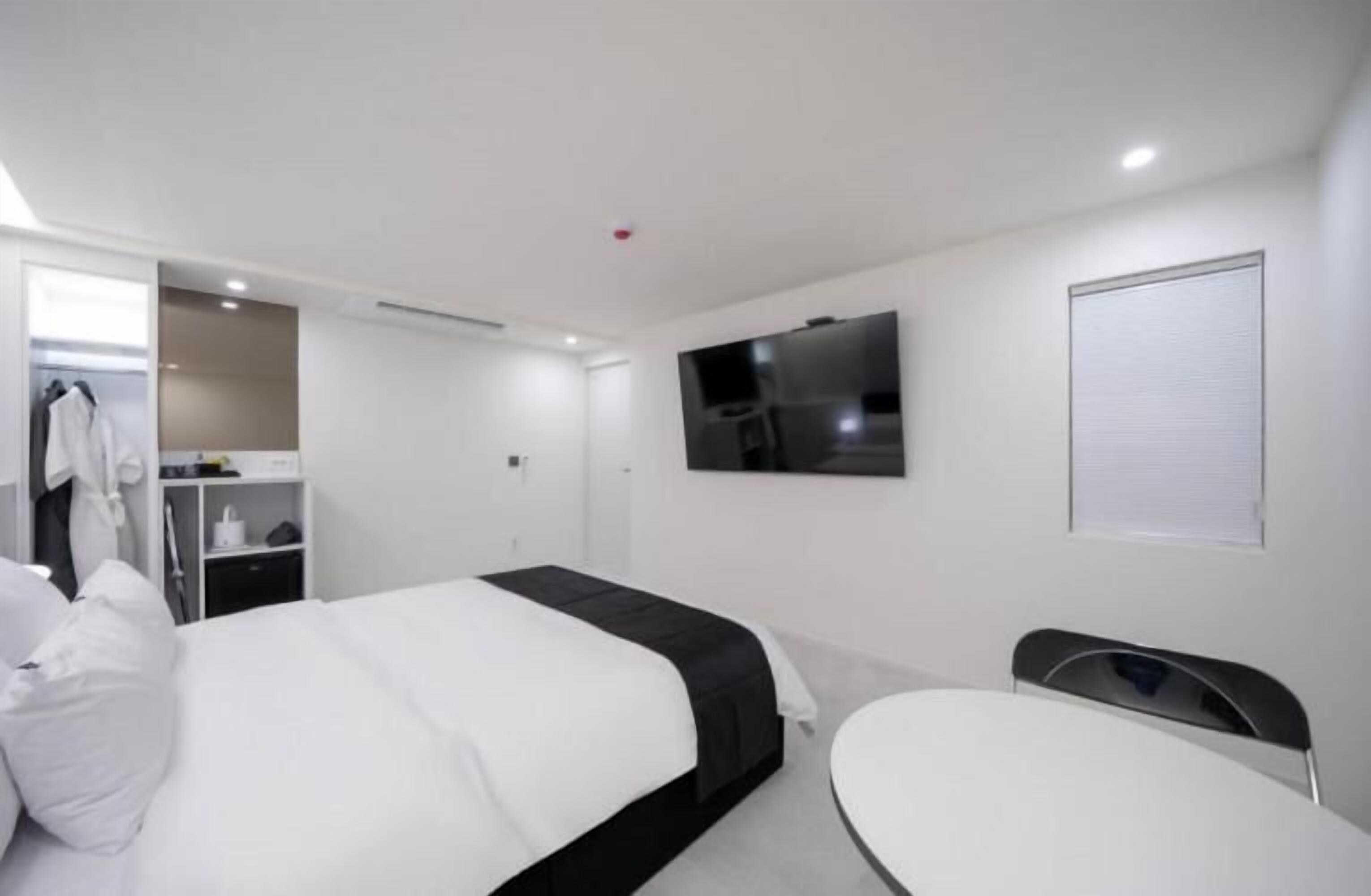 Habitación básica doble, vistas a la ciudad | Escritorio, espacio para trabajar con un portátil, wifi gratis