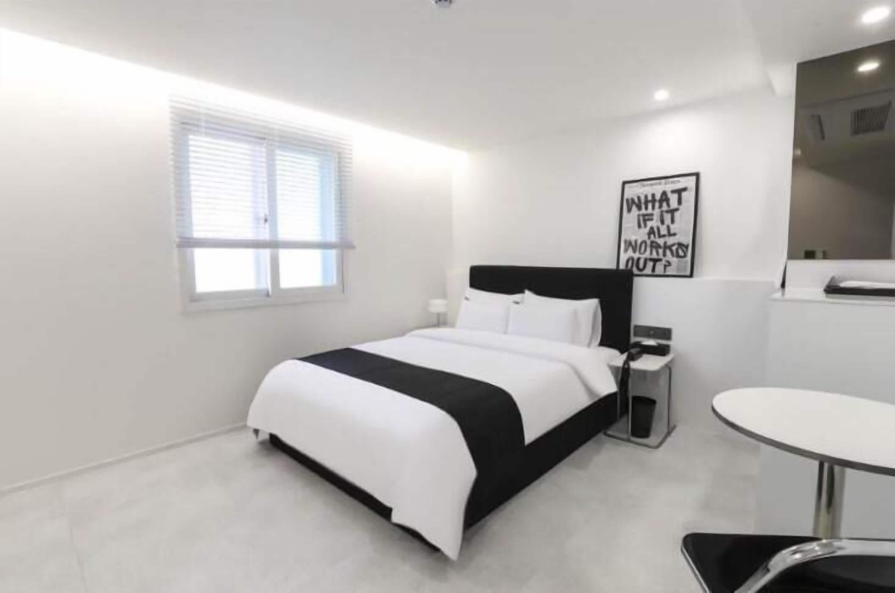 Habitación básica doble, vista a la ciudad | Escritorio, espacio para trabajar con laptop y wifi gratis 