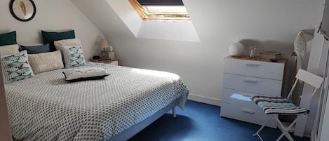 3 bedrooms, iron/ironing board, internet, bed sheets