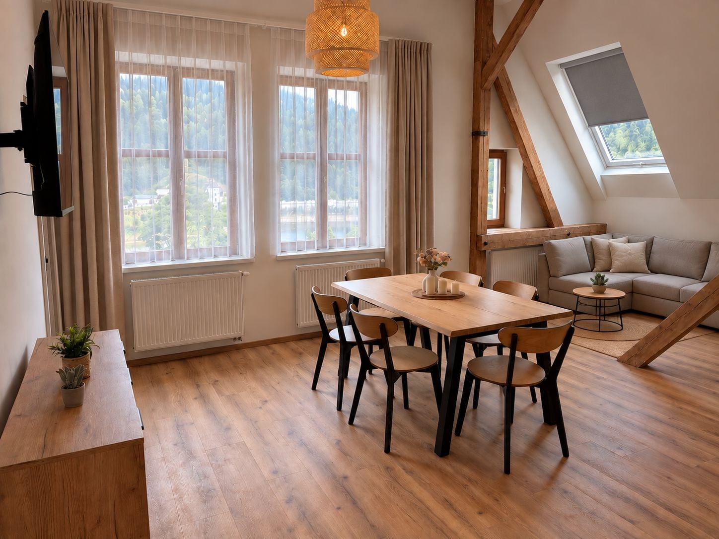 Un interior moderno con comedor, sofá y vistas al exterior.