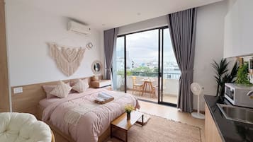 Deluxe Apartment, City View | Living area