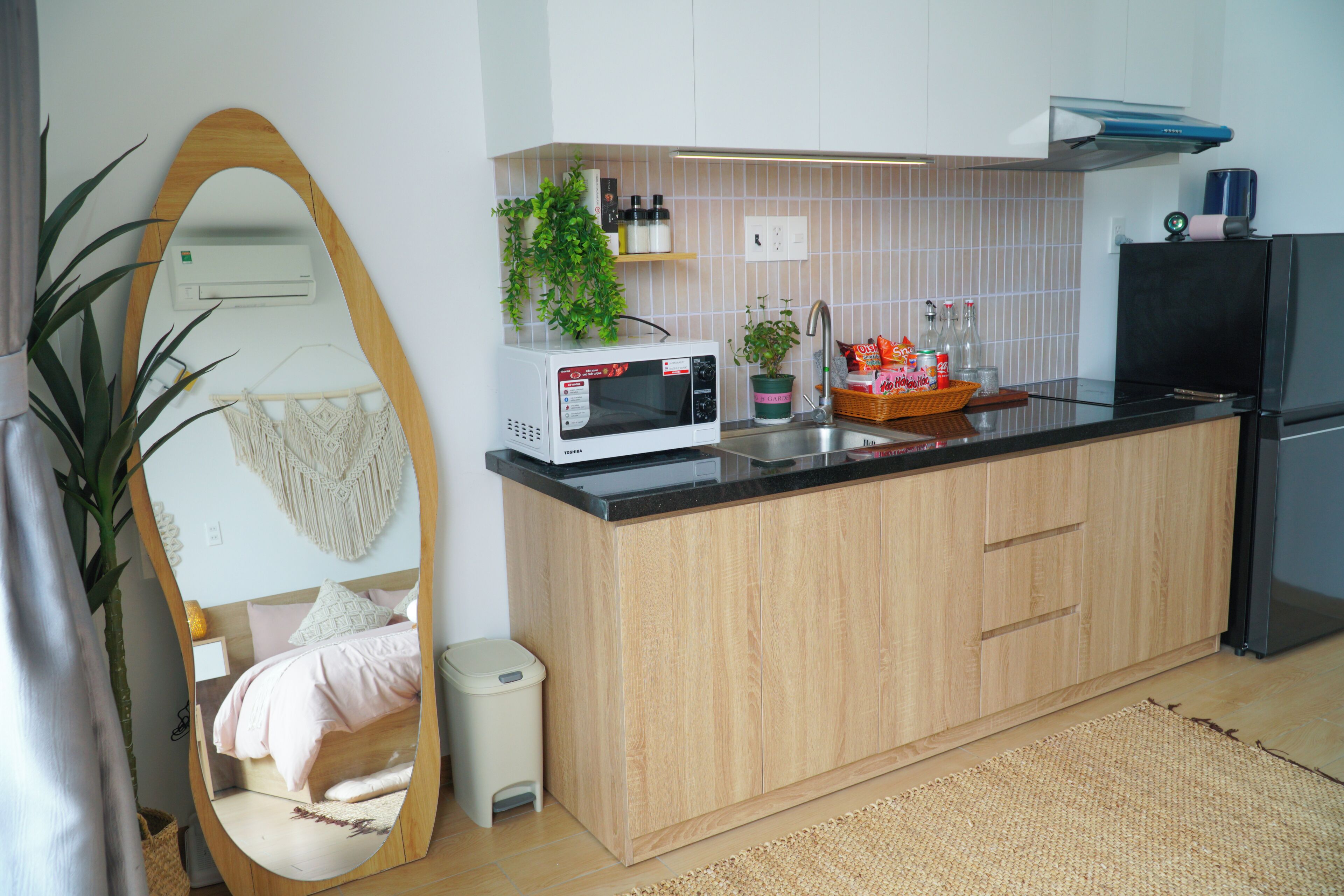 Apartamento Deluxe, vistas a la ciudad | Cocina privada | Frigorífico, microondas, placa de cocina y utensilios de cocina