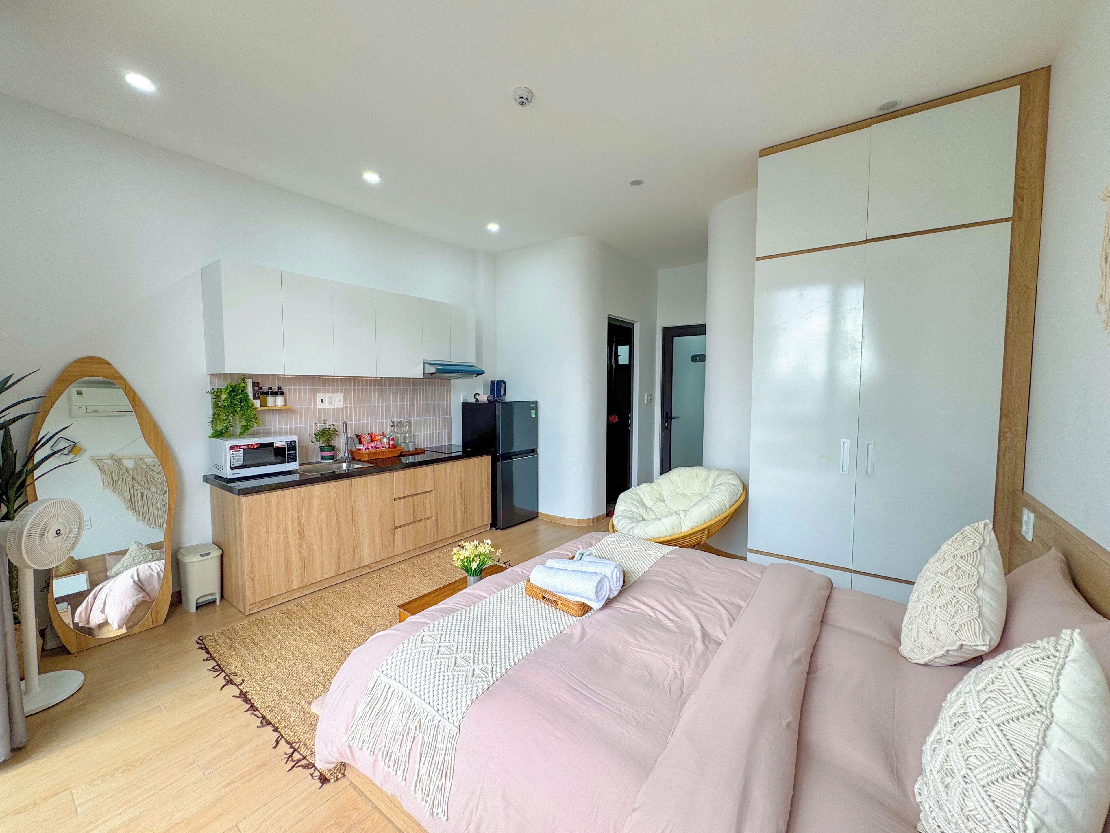 Deluxe Apartment, City View | In-room dining