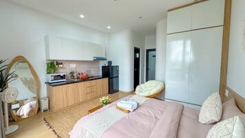 Deluxe Apartment, City View | In-room dining