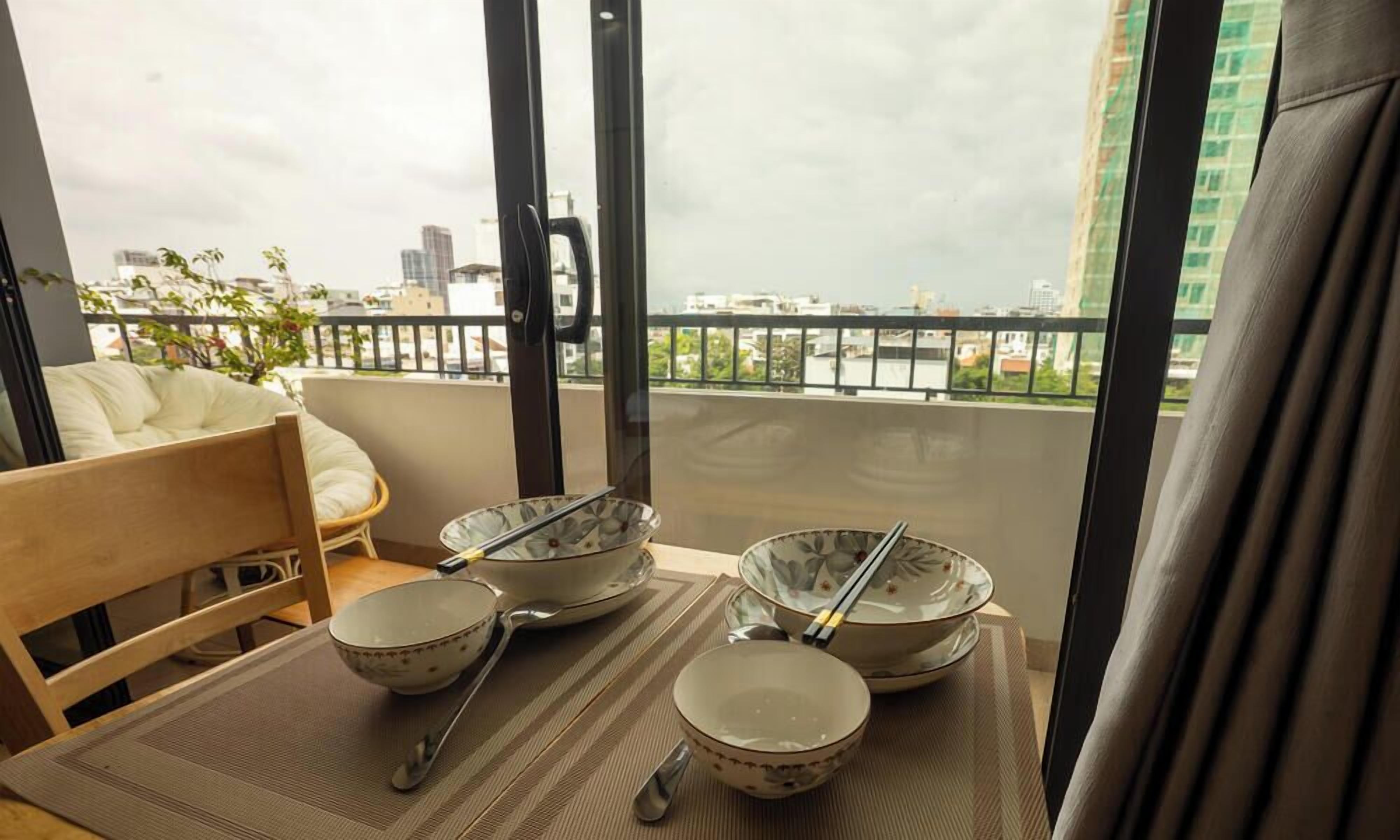 Deluxe Apartment, City View | In-room dining