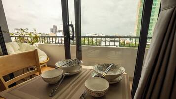 Deluxe Apartment, City View | In-room dining