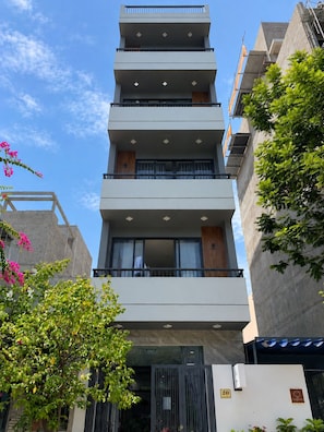 A multi-story building with balconies, a ground-level entrance, and a visible storefront. -  Babo Homestay 1 Da Nang (Da Nang)