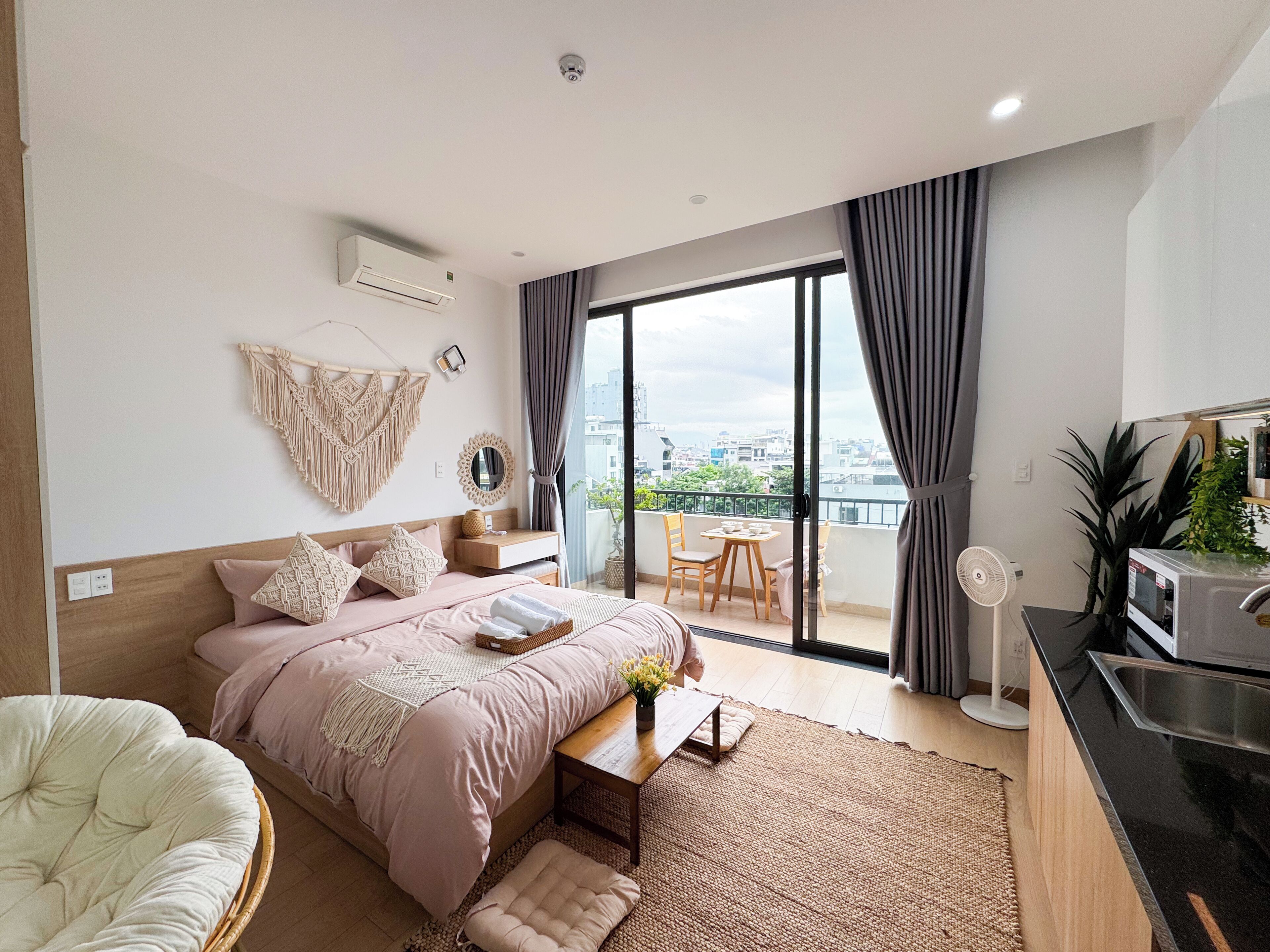 Deluxe Apartment, City View | Living area