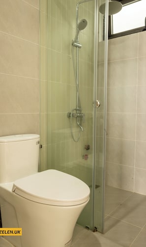 Deluxe Apartment, City View | Bathroom - BaBô Homestay Da Nang (Da Nang)