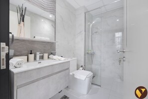 Deluxe Apartment, Balcony, City View | Bathroom - Pearlz by Danube (Dubai)