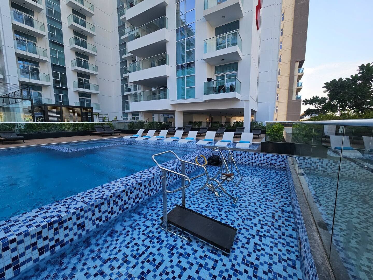 Una piscina al aire libre