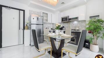 Deluxe Apartment, Balcony, City View | Dining