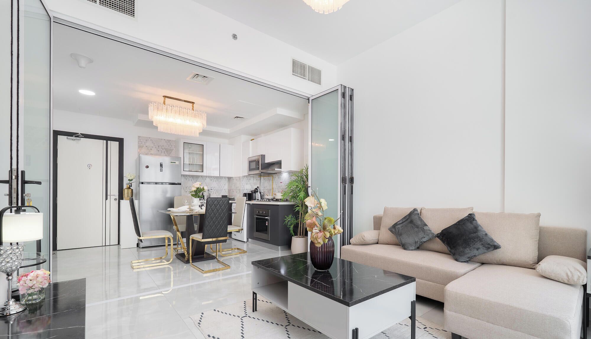 Una sala de estar moderna con un sofá, una mesa de centro y un comedor con sillas y una mesa.