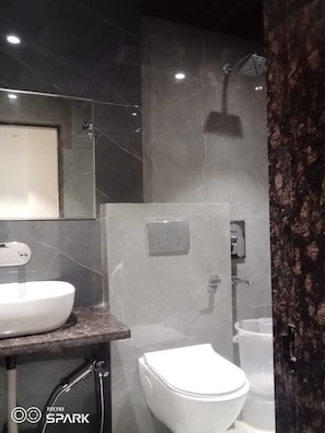 Deluxe tweepersoonskamer | Badkamer | Een douche, gratis toiletartikelen, handdoeken, zeep