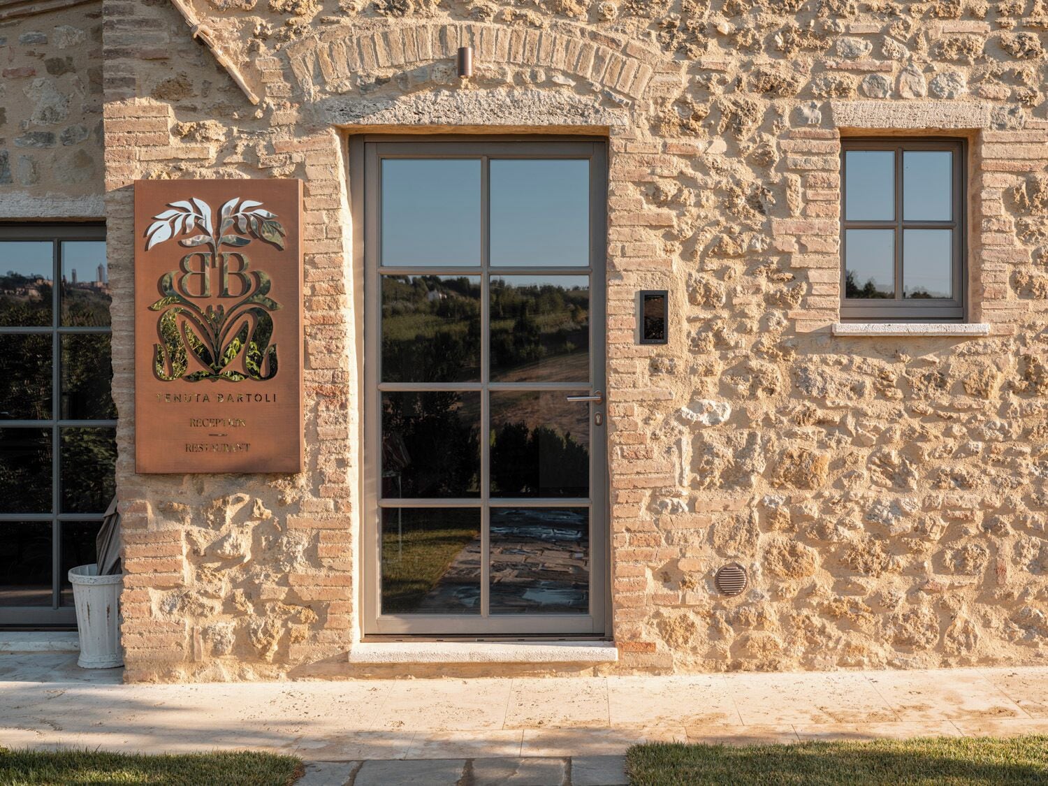 Ein Steinhaus mit einer Rezeption und einem Fenster.
