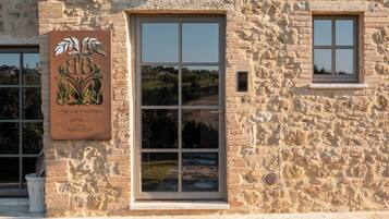 Ein Steinhaus mit einer Rezeption und einem Fenster.