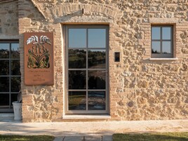 Un edificio in pietra con una reception e una finestra.