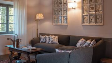 Luxury Suite, Vineyard View | Living area