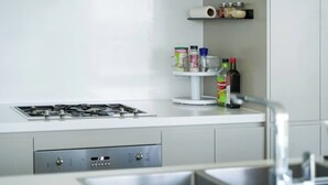 Kühlschrank, Mikrowelle, Ofen, Herdplatte