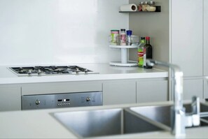 Kühlschrank, Mikrowelle, Ofen, Herdplatte
