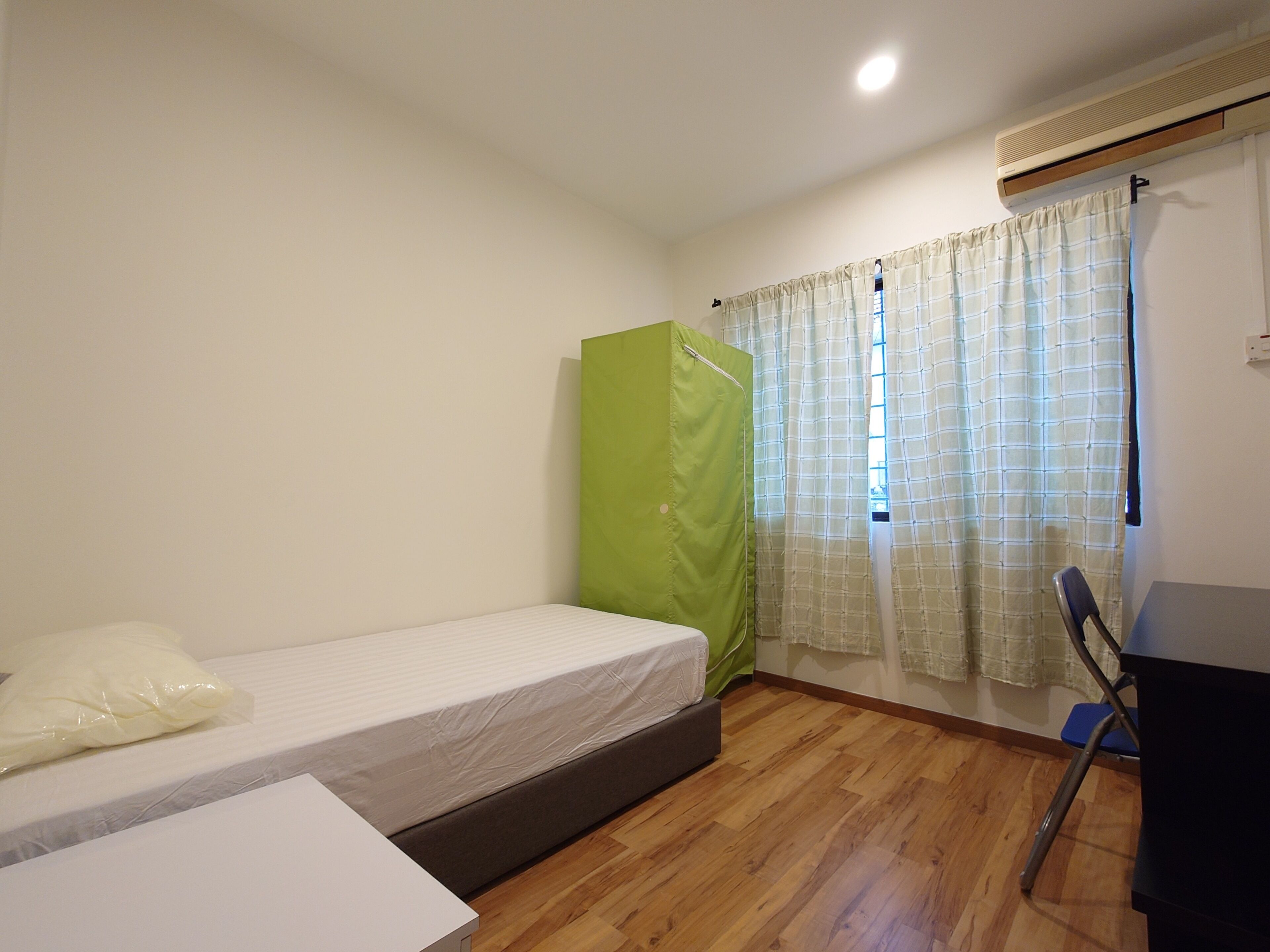 3 habitaciones y tabla de planchar con plancha 