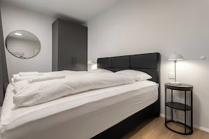 Apartemen Klasik, 2 kamar tidur | Meja kerja, ruang kerja ramah laptop, dan setrika/meja setrika