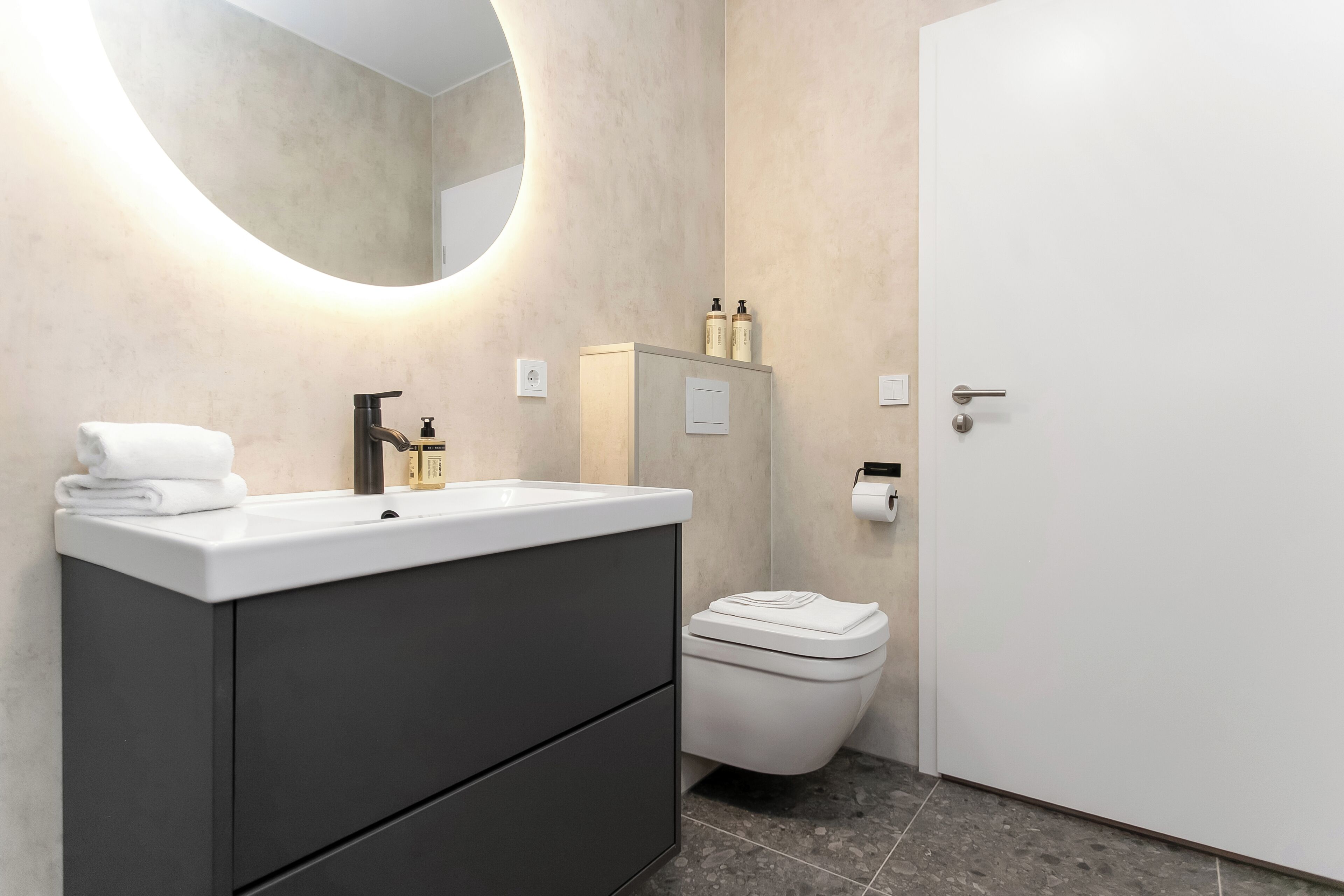 Deluxe Apartment | Bathroom | Shower, hair dryer, towels, soap